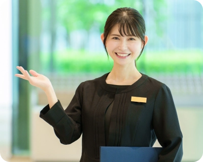 案内する笑顔の女性