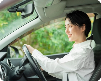 運転する笑顔の女性
