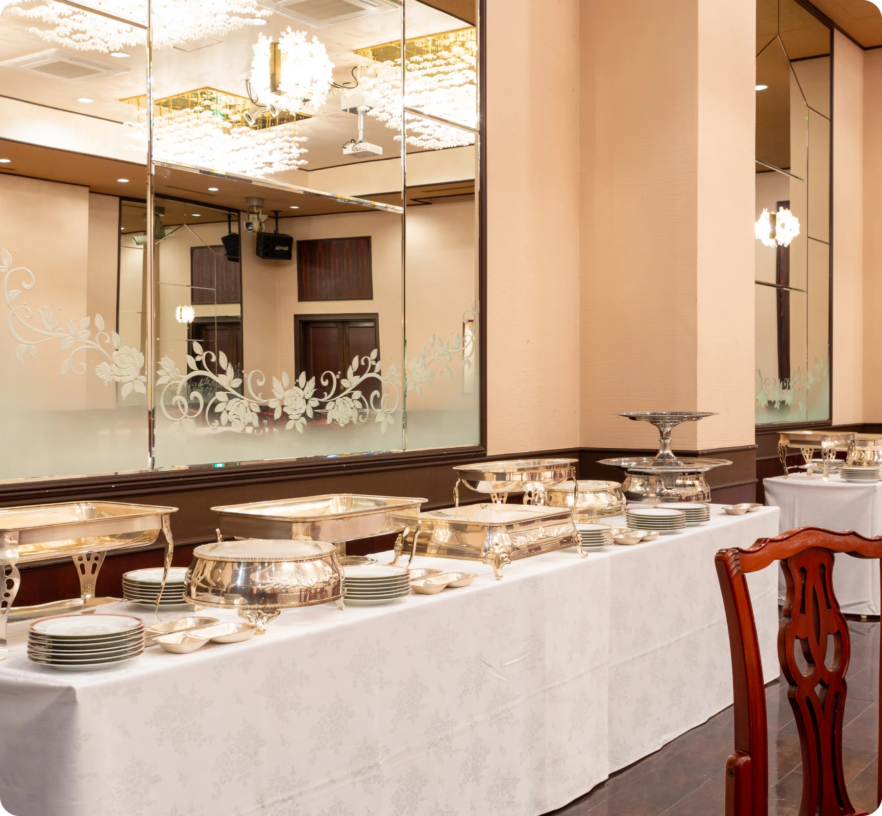 会場風景 金属の食器
